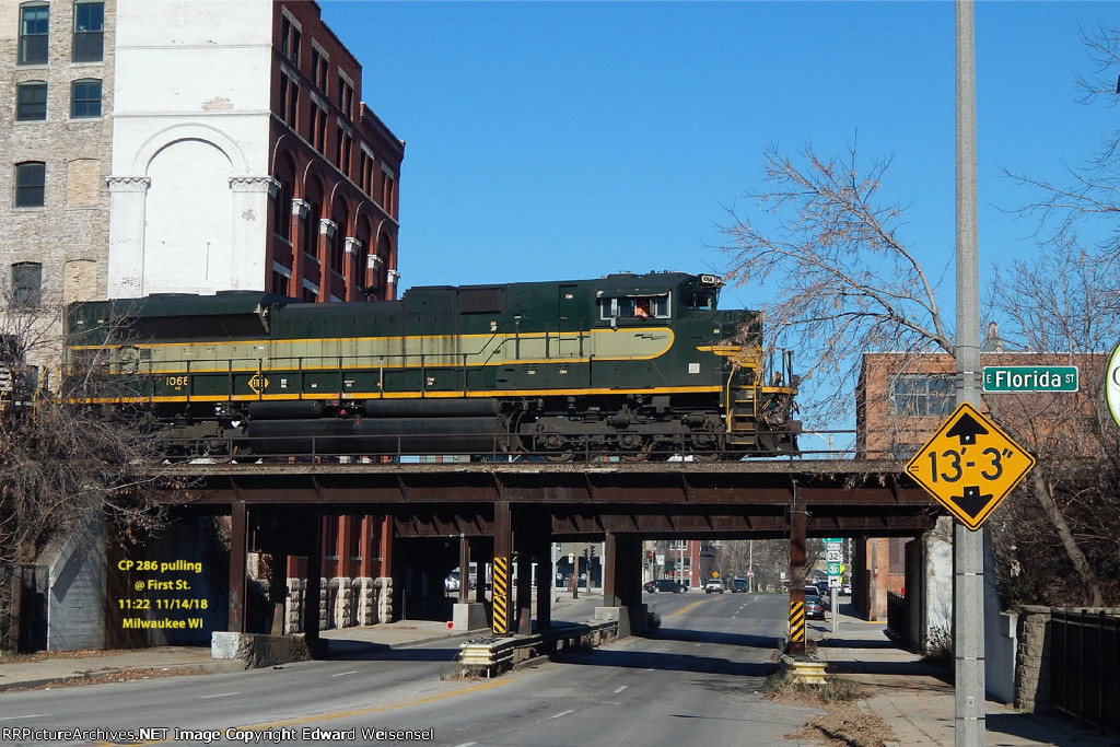 CP 286 heads into the right turn @ O'Lydia's